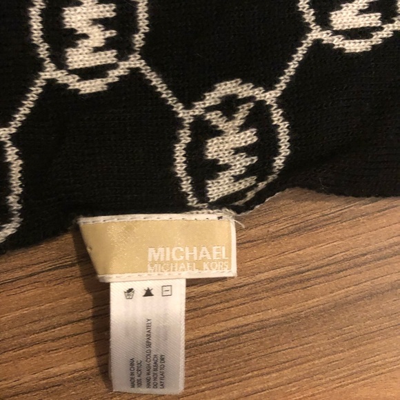 Michael Kors black and white reversible winter scarf with logo - Picture 6 of 6
